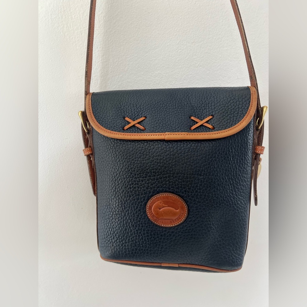 Dooney & Bourke 1980's Field Bag Navy Blue & Tan Vintage Pebbled Leather Purse - Picture 16 of 16
